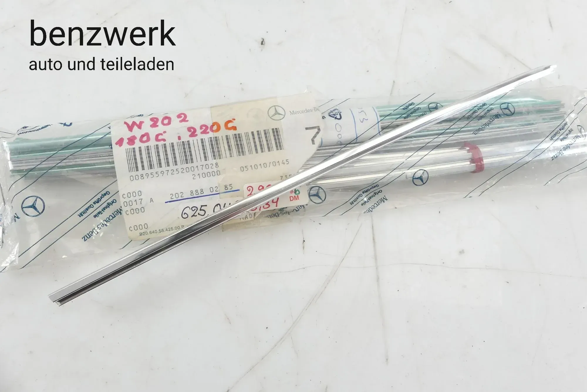 Mercedes W202 1x Zierstab Kühlergrill NEU NOS ORIGINAL 2028880285✔️ - Bild 1
