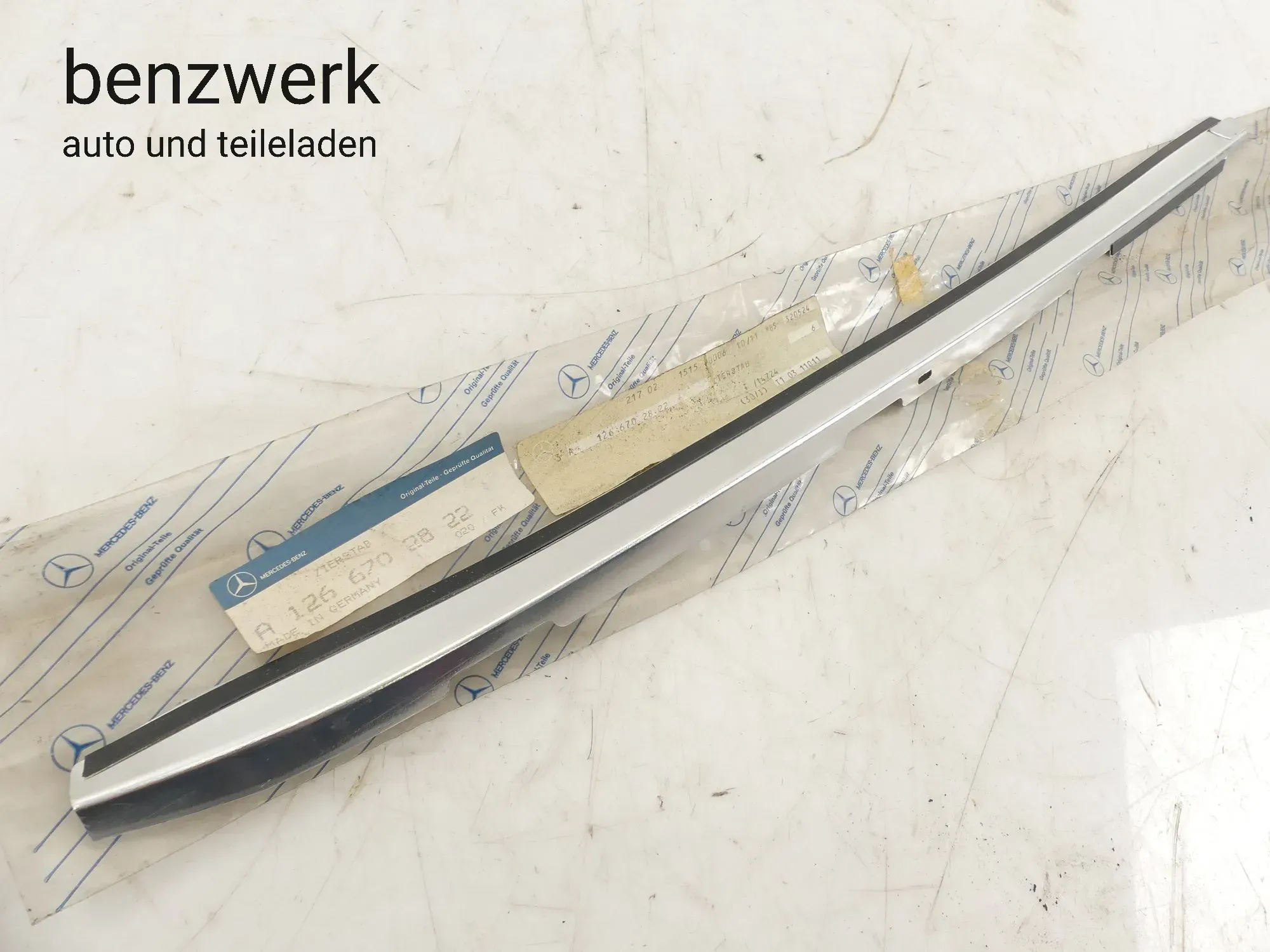 Mercedes W126 Zierstab Frontscheibe seitlich rechts NEU NOS ORIGINAL 1266702822 - Bild 1